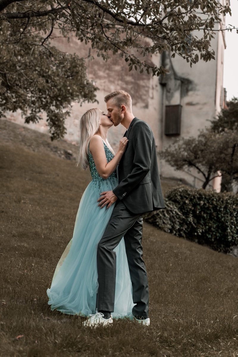 Couple kissing, teal gown